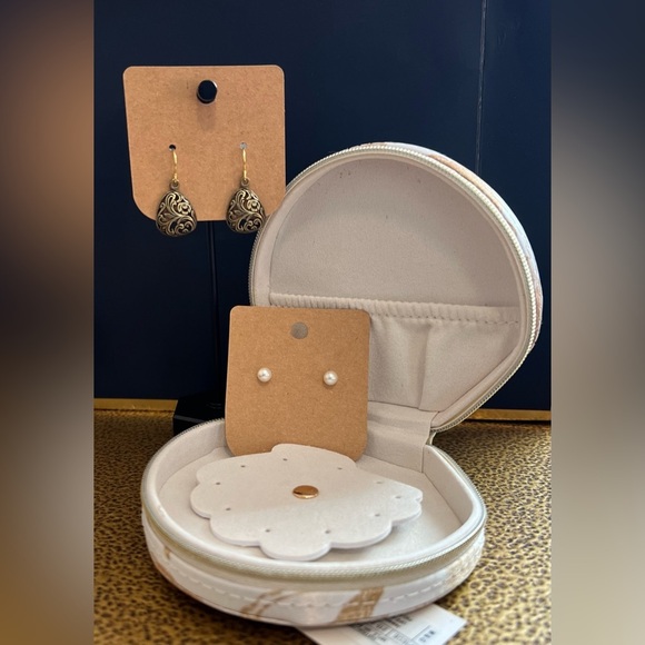 Seashell Travel Jewelry Organizer with Pearl Charm + 2 Pairs Earrings - Picture 2 of 5